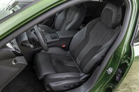 「308 GTハイブリッド」のシートは、テップレザーとアルカンターラのコンビ仕立てとなっている。