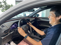 ショールームで「クプラ・ボーン」に乗る筆者。室内の意匠は「ID.3」をベースにしながらも、よりアグレッシブに仕上げられている。