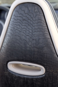 “トリム・インレイ”はこのようにシートの裏面にも張ることができる。