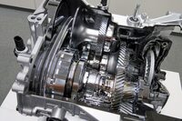 筆者の大好きなダイハツの「デュアルモードCVT」。ベルト式CVTにプラネタリーギアを組み合わせることで、変速比の大幅な拡大と伝達効率の改善を実現している。