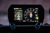 従来型より16%もサイズが大きくなった、5インチTFTディスプレイ。周囲の明るさに応じて切り替わる昼/夜モードに加え、「ロード」「ロード・プロ」の2つの表示デザインを用意することで、走行状況にかかわらず、常に高い視認性を実現している。