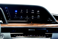 インフォテインメントシステム「CUE」のデザインも刷新。自車周辺の様子を200万画素の鳥瞰(ちょうかん)図で表示するサラウンドビジョンや、ゼンリン製の完全通信車載ナビなどの機能も搭載される。