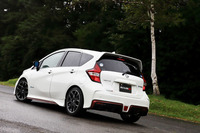 テスト車には、オーリンズ製のスポーツサスペンションを装着。サーキット走行を意識した商品で、現時点では開発中とのこと。