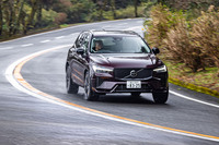 中高速コーナーが連続する箱根のターンパイクを行く「XC60ウルトラT6 AWDプラグインハイブリッド」。車重は2t超の2180kgだが、素早い身のこなしをみせる。今回試乗した車両の外板色は「マルベリーレッド メタリック」と呼ばれる新色。