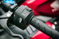 ライディングモードの選択時に使用する、左ハンドルのモードスイッチ。走行中でもスロットルグリップを全閉にすれば、モードの切り替えが可能となる。