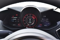 センターにエンジン回転計をレイアウトしたメーターパネル。走行モードや足まわりの設定により表示カラーが赤(写真)に変わる。
