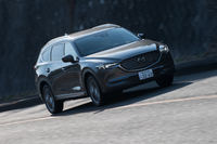 「CX-8」のディーゼル車には、販売店オプションとして総重量750kg以下のトレーラーをけん引できるトレーラーヒッチが用意されているが、新たに設定されたガソリン車には装備することができない。