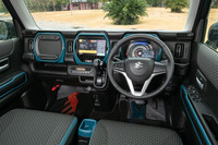 インストゥルメントパネルまわりは3連のカラーリムが特徴。カシオの「Gショック」などに通じる“プロテクション感”が表現されている。