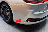 リアバンパーコーナーに施された盛り上がり。バンパーの両縁を“ハの字”のラインで挟むのは、トヨタがよく使う手法だが、サイドビューがシンプルな「クラウン セダン」では、それがサイドからリアにかけての連続性を遮ってしまっているきらいがある。