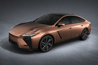 2025年4月の上海モーターショーで世界初公開された新型「レクサスES」。今回の新型は8代目にあたり、「レクサスの次世代電動車ラインナップの先陣を切る一台として全面刷新を遂げた」とうたわれる。