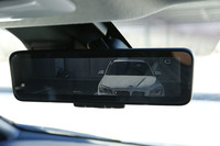 カメラから得られた後方の映像を映し出す「インテリジェント ルームミラー」。「G」グレードに標準で備わる。