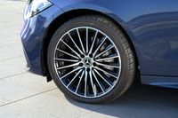 ブラック塗装と切削光輝加工を組み合わせたフィンデザインの19インチAMGアルミホイール。タイヤサイズは前が225/40R19、後ろが255/35R19で、ノイズ低減タイヤが装着される。