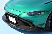 カーボン製のフロントスプリッター。他のエアロパーツと相まって、306km/hでの走行時に194kgのダウンフォースを発生させる。