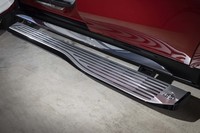 アルミ製の巨大なランニングボードは標準装備品。前後左右どれかのドアを開けるとフロア下からスーッとせり出してくる。動作は極めてスムーズ。