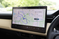 センターディスプレイにはGoogle製のインフォテインメントシステムや、オーディオ、空調等の操作機能が統合されている。新型「CX-5」ではE&Eアーキテクチャーが刷新されており、システムが自動で車内空間を快適に保ち、乗員が気になった場合のみ音声、ないしタッチ操作で空調等を操作する、という思想なのだ。