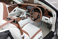 「LC500コンバーチブル“ピナクル”」のインテリアカラーは「サドルタン&ホワイト」。こちらも同じ情景にインスピレーションを得たとされている。