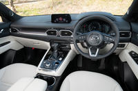 試乗した「25T Lパッケージ」のインストゥルメントパネルまわり。内装色は、「Lパッケージ」のみ「ピュアホワイト」(写真)と「ディープレッド」の2種類から選択可能。今回の改良では、エアコンパネルの意匠を変更するなど、インテリアについても手が加えられた。