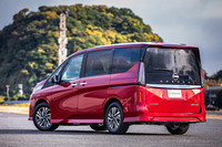 新型「セレナ」のボディーカラーは全14色と豊富。価格帯は純ガソリンエンジン車が276万8700円から326万9200円で、e-POWER車は319万8800円から479万8200円までとなっている。