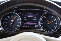 時計で言うところの1時位置からスタートするスピードメーター(左)とタコメーター(右)。中央に各種インフォメーションを表示する液晶パネルを配置している。