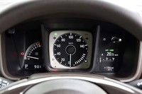 四角と丸が組み合わされたメーターパネルは、「自分の部屋で毎日見ている時計」をイメージしてデザインされている。