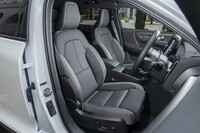 ボルボはインテリアのレザーフリー化も推し進めている。試乗した「C40リチャージ プラス シングルモーター」ではマイクロテック(合皮)とテキスタイルのコンビシートがチョイスされていた。