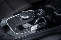 8段ATのシフトレバーまわり。iDriveコントローラーのほか、エンジンスタート/ストップやドライビングモードのスイッチもここに集約されている。