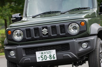 こちらは「ジムニー シエラ」のグリル。飾り気のないつや消しの黒だが、どうしてなかなか、素っ気なさがイカしている。(写真:向後一宏)