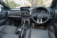 インテリアは上級のSUVと比べても見劣りしない上質なもの。6スピーカーのオーディオやナビゲーションシステム、USBポート、左右独立温度調整式フルオートエアコンと、ひととおりの快適装備も標準で備えており、またコネクテッドサービスにも標準で対応している。