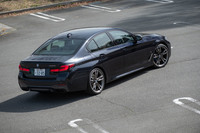 「5シリーズ」の最小回転半径は、FR車が5.7m、4WD車が5.8m。4WSが標準装備のモデルとそうでないモデルとで、数字が同じというのが気になるが、いずれにしろ、もう少し小回りが利いてほしい。