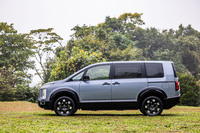 ホイールアーチモールが備わったことにより、全幅は従来型の1795mmから1815mmへと拡大されている。