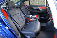 ロングボディーを用いているため、広々とした後席空間が確保されている。