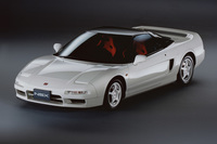 1992年に登場した「NSXタイプR」。サーキット走行向けの軽量モデルで、足まわりやエンジンなどにも専用のチューニングが施された。