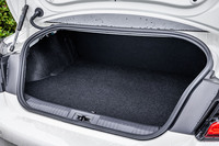 通常使用時の荷室容量は、床下のサブトランク(6リッター)と合わせて237リッター。リアシートの背もたれは可倒式で、車内/荷室内のどちらからでも前方に倒すことができる。背もたれを前方に倒すとフラットで余裕ある空間が出現。純正装着サイズのタイヤ4本と工具類が積み込める。