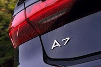 今回試乗した「アウディA7スポーツバック40 TDIクワトロ」の車両本体価格は812万円。上位グレードも含めて、搭載パワーユニットを表すバッジ類は備わらない。