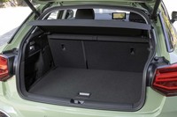 荷室の容量は5人乗車時で405リッター。長尺物には60:40分割可倒式の後席を倒すことで対応する。