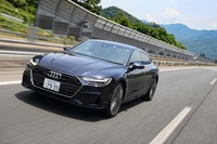 12Vの電気で駆動するベルトオルタネータースターターを使ったマイルドハイブリッド機構を搭載。加速時のアシストをするとともに、22km/h以下の場合はエンジンオフでの走行もできる。