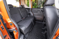 後席には左右とも320mmのスライド機構が備わる。写真は座席を最も後ろにスライドさせた様子。