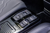 センターコンソールのギアのセレクターはホンダ車でおなじみの四角いボタン式。見慣れたスイッチがあると、どこか安心する。