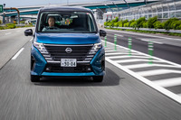 新型セレナのプラットフォームは、従来型のものに「CMF-C/D」由来のデュアルピニオン式パワーステアリングやフロントサブフレームのダイレクトマウントを組み合わせた進化版。しっかりとした車体構造が、安定した走りを支えている。