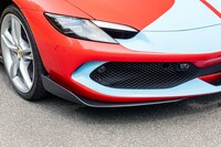 フロントには、左右端がカナード形状となったカーボンファイバー製のインサートを装備。これだけで最大10kgのダウンフォースが上乗せされるという。