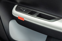 ドアアームレストにはテップレザーを大胆に張り、「have fun」のタグを付与。上下のハード樹脂の存在を感じさせないところがうまい。