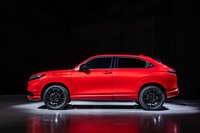 ボディーサイドではボディー同色とされたフェンダーアーチプロテクターやサイドロワガーニッシュが目を引く。