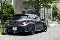 「GRカローラRZ“モリゾウエディション”」のボディーカラーはしぶい「マットスティール」(写真)と「プレシャスメタル」の2色が用意されている。