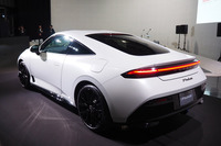 リアハッチゲートを有する2ドアクーペスタイルにデザインされた新型「プレリュード」。「ホンダのDNAである“操る喜び”と環境性能や日常での使い勝手も追求。電動化時代の前奏曲・先駆け(プレリュード)となるモデル」と、その狙いが紹介される。