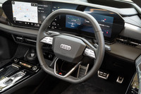 2枚の巨大なモニターからなるインターフェイスは、最新のアウディに共通のもの。「PPE」では電気/電子プラットフォームも刷新されており、これらの操作性や反応速度も大幅に改善している。