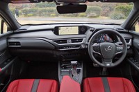 インテリアは、前方への抜けのよさや水平方向の見晴らしのよさにこだわってデザインされている。Aピラーは感覚的にも細く見えるよう配慮したという。