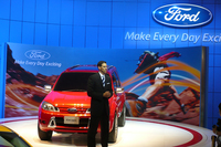 「エスケープアドベンチャー」と、スピーチをするフォード・ジャパンのランディ・クリーガー社長