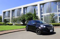 エンジンの加工や組み立てと同様、「マーチ ボレロA30」のボディーワークは、オーテックの職人たちによる手作業で行われた。