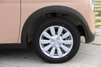 アルミホイールが装備されるのは最上級グレードの「X」のみ。タイヤサイズは全車共通で155/65R14となっている。