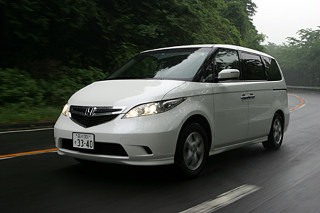 【スペック】G:全長×全幅×全高=4840×1830×1790mm/ホイールベース=2900mm/車重=1800kg/駆動方式=FF/2.4リッター直4DOHC16バルブ(160ps/5500rpm、22.2kgm/4500rpm)/車両本体価格=286万6500円(テスト車=341万2500円/リアカメラ付音声認識Honda・HDDナビゲーションシステム+プログレッシブコマンダー/パワースライドドア(リア右側)/Hondaスマートカードキーシステム/トリプルゾーンコントロール・フルオートエアコンディショナー/2列目回転機構付6:4分割チップアップ&スライドシート/2列目、3列目シートセンターヘッドレスト=51万9750円)